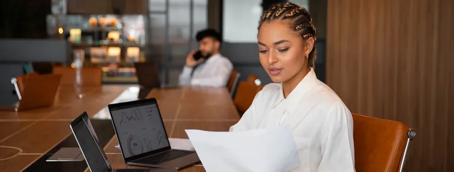 autonomie au travail d'une collaboratrice épanouie